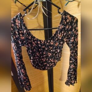 ⚠️DONATING 8/31⚠️LA Hearts Floral Ruffle Sleeve Crop Top
